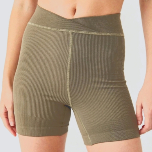 Free People Movement Free Throw Short Ribbed Army Green Women's Large - Picture 1 of 6